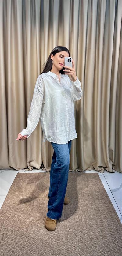Omzu Taşlı Beyaz Gömlek