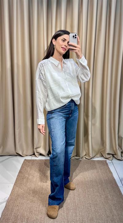 Omzu Taşlı Beyaz Gömlek