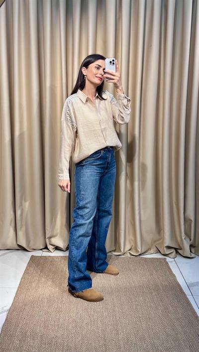 Omzu Taşlı Krem Gömlek