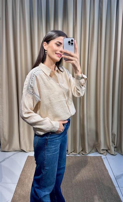 Omzu Taşlı Krem Gömlek