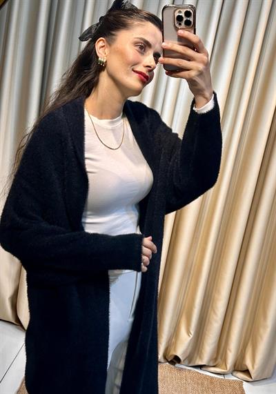 Yumoş Uzun Siyah Hırka