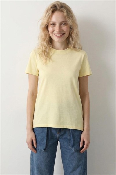 Kadın  %100 Organik Pamuklu Comfort Fit Arkası Uzun Basic Örme Açık Sarı T-shirt