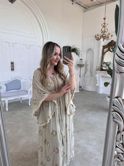 Belden Lastıklı Yarasa Kol Püskül Detaylı İthal Elbise Bej