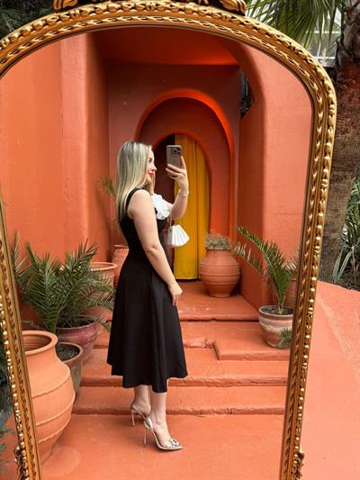 Beyaz Gül Aksesuarlı Midi Boy Siyah Elbise