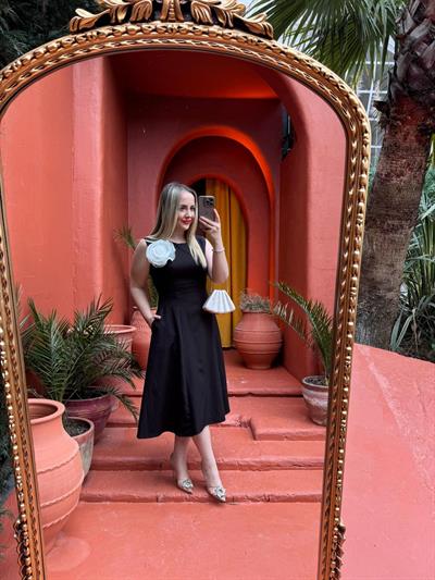 Beyaz Gül Aksesuarlı Midi Boy Siyah Elbise