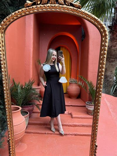 Beyaz Gül Aksesuarlı Midi Boy Siyah Elbise