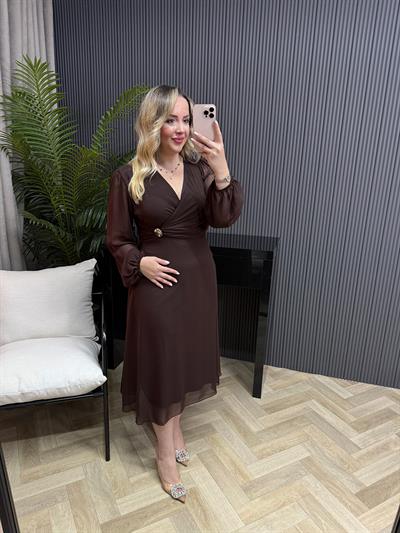 Broş Aksesuarlı Şifon Elbise Acı Kahve