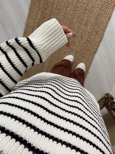 Çizgili Ekru Triko Kazak