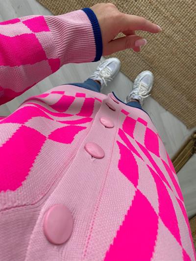 Düğmeli Desenli Neon Pembe Hirka