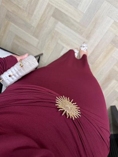 Evan Gold Detaylı Tokalı Vatkalı Elbise Bordo