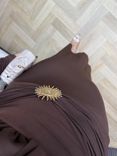 Evan Gold Detaylı Tokalı Vatkalı Elbise Acı Kahve