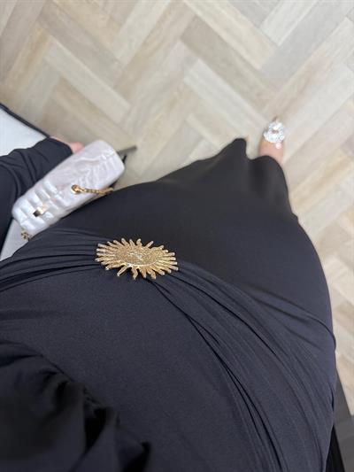 Evan Gold Detaylı Tokalı Vatkalı Elbise Siyah