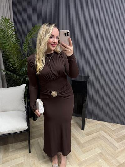 Evan Gold Detaylı Tokalı Vatkalı Elbise Acı Kahve