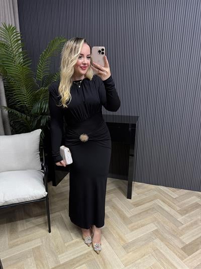 Evan Gold Detaylı Tokalı Vatkalı Elbise Siyah