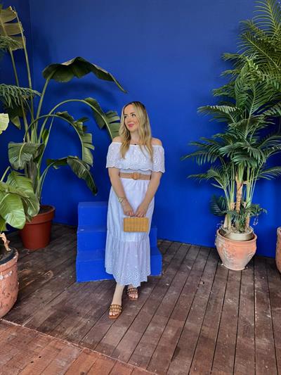 Gipeli Fisto İşlemeli Hasır Kemerli Beyaz Elbise