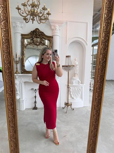 Gold Detay Broşlu Drapeli Krep Elbise Kırmızı