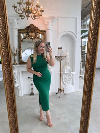 Gold Detay Broşlu Drapeli Krep Elbise Zümrüt Yeşil