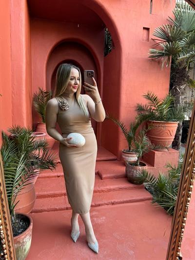 Gül Aksesuarlı Krep Kumaş Elbise Bej