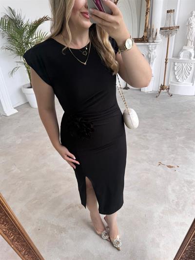 Gül Broş Detaylı Vatkalı Krep Elbise Siyah