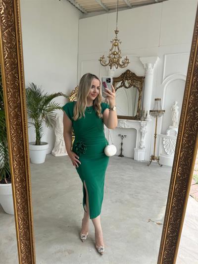 Gül Broş Detaylı Vatkalı Krep Elbise Yeşil