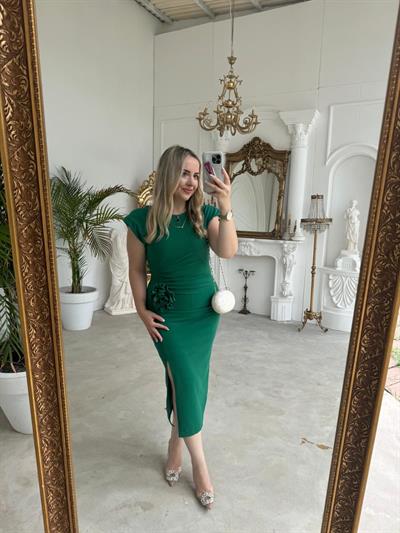 Gül Broş Detaylı Vatkalı Krep Elbise Yeşil
