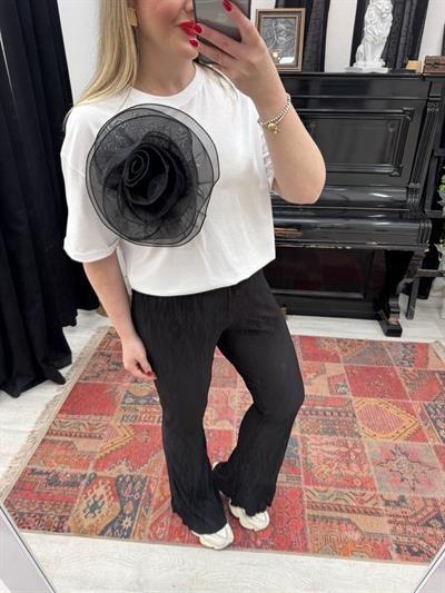 Gül Broşlu Beyaz Basic Tshirt