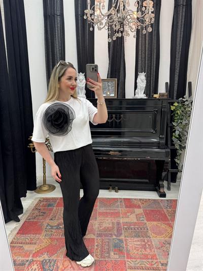 Gül Broşlu Beyaz Basic Tshirt