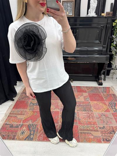Gül Broşlu Beyaz Basic Tshirt