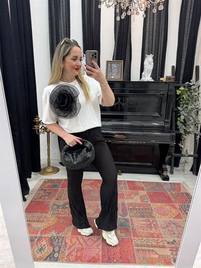 Gül Broşlu Beyaz Basic Tshirt