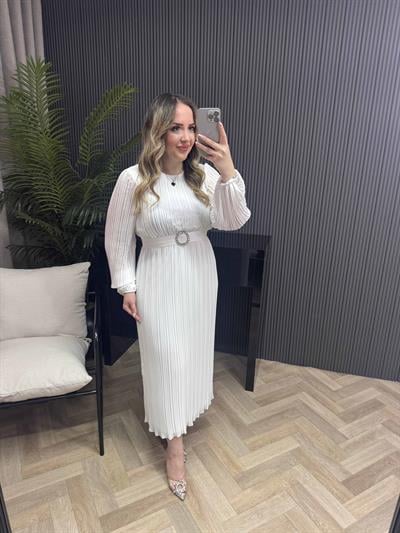 Hürrem Gümüş Tokalı Tasarım Pilise Şifon Kumaş Elbise Beyaz