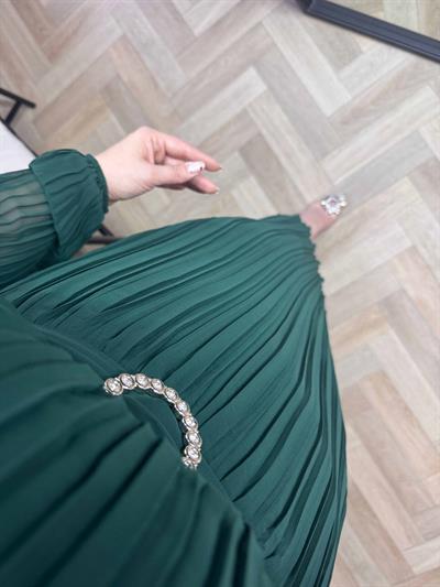 Hürrem Gümüş Tokalı Tasarım Pilise Şifon Kumaş Elbise Zümrüt