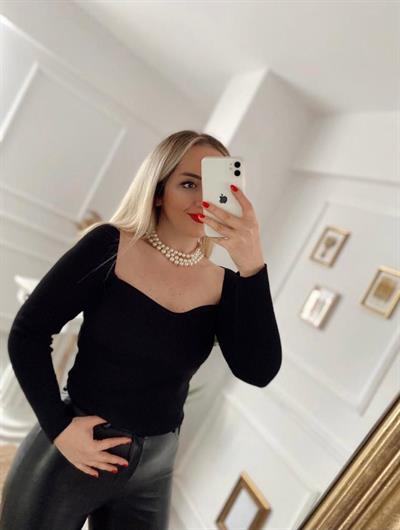 Kalp Yaka Siyah Triko