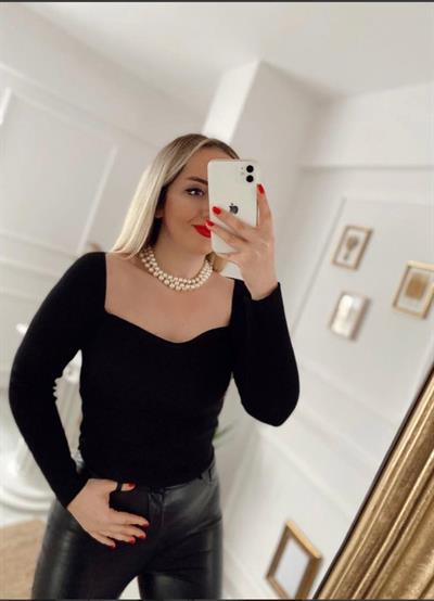 Kalp Yaka Siyah Triko