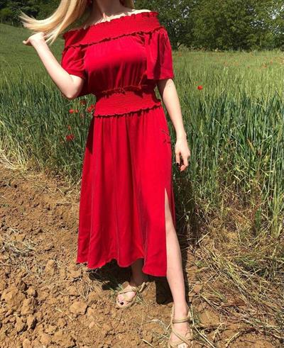 Kirmizi Beli Lastikli Madonna Yaka Elbise