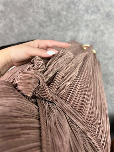 Kısa Kol Detaylı Pilise Kuşaklı Bronz Elbise