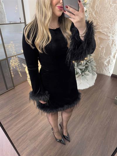 Lera Kolları Ve Eteği Tüy Detay Tasarım Kadife Elbise Siyah