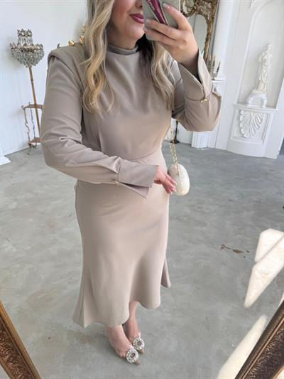 Marley Vatkalı Bel Oturtmalı Gold Düğme Detaylı Bej Elbise