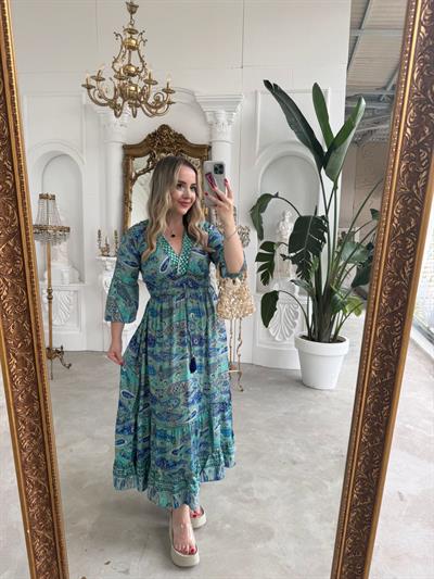 Maya Yeşil Yaka Taşlı İthal İpek Saten Elbise Yeşil-Mavi Desenli