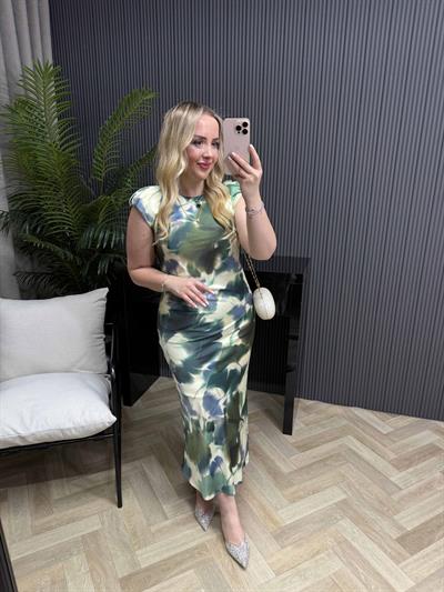 Orj Marka Model Vatkalı Desenli Saten Elbise