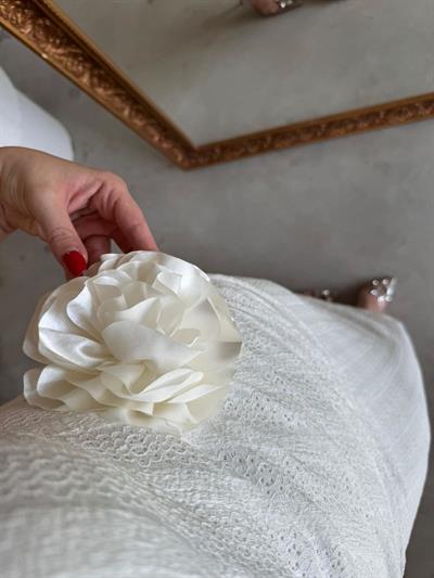 Orkide Gül Detaylı Beyaz Drapeli Elbise