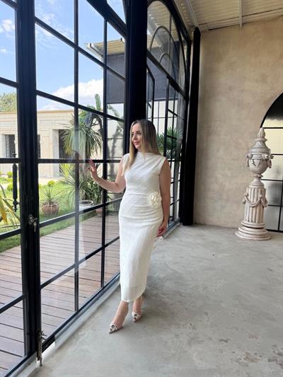 Orkide Gül Detaylı Beyaz Drapeli Elbise