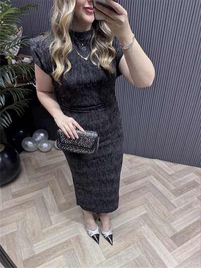 Pera Vatkalı Düğme Detaylı Elbise Siyah