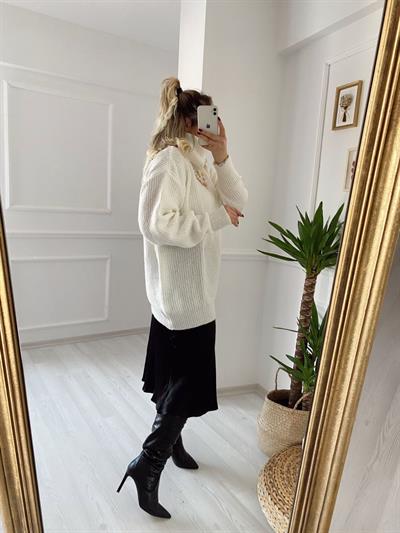 Şak Yaka Beyaz Triko Kazak