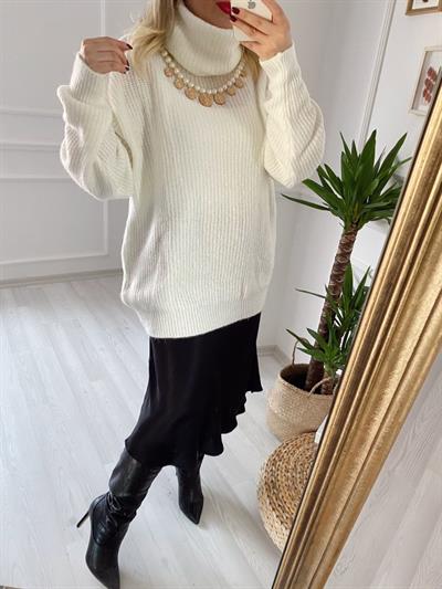 Şak Yaka Beyaz Triko Kazak