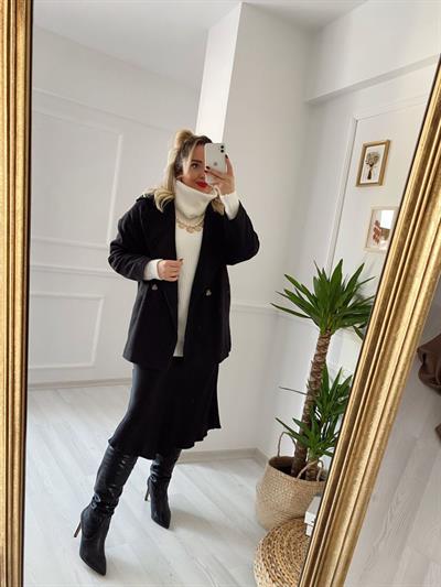 Şak Yaka Beyaz Triko Kazak