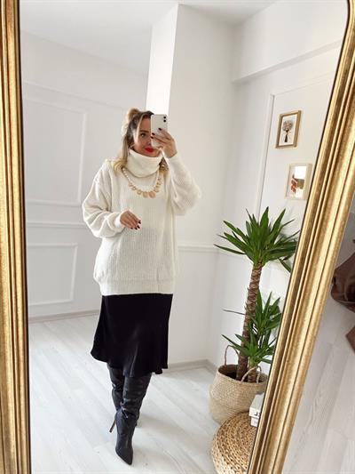 Şak Yaka Beyaz Triko Kazak