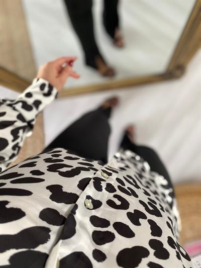 Siyah Beyaz İpek Saten Desenli Gömlek