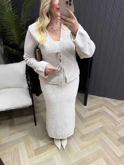 Tona Fiyonk Bağlamalı Etekli Triko Takım Ekru