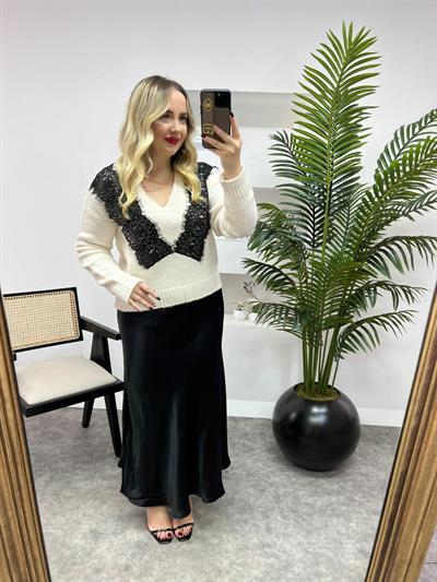 V Yaka Dantel Detaylı Tasarım Kazak