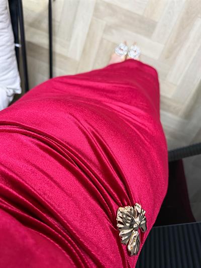 Vatkalı Degaje Yaka Broş Detaylı Kadife Elbise Kırmızı